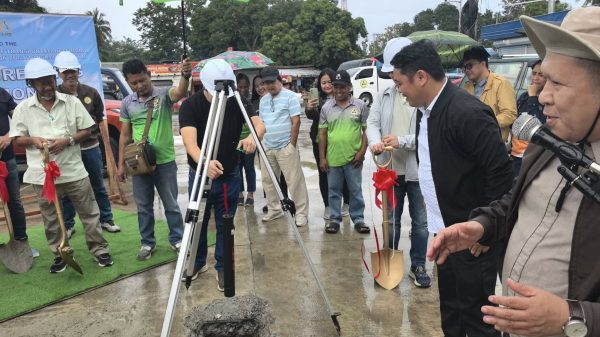 Si Mayor Wellie Lim, Engr. Porferio Augusto, ug Vice Mayor Roger Lim uban sa mga taga-ARQ Builders nga contractor ug ni Dr. Patricio Parami, Jr., Municipal Economic Enterprises and Development Officer gipangunahan ang groundbreaking ug time capsule laying sa construction and improvement of transportation terminal sa Lugait, Misamis Oriental. (Photo courtesy of LGU Lugait)