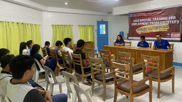 Ang Technical Education and Skills Development Authority Camiguin miapod-apod og gibana-bana nga 20 ka toolkits ngadto sa mga gradwado sa Driving NC II program sa Camiguin School of Arts and Trades, Enero 30. (Photo courtesy of TESDA Camiguin)