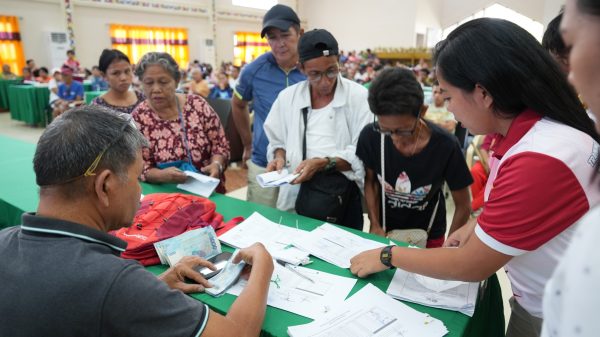 Families affected by the Severe Tropical Storm Kristine and the Southwest Monsoon received financial support from the provincial government of Lanao del Norte. (Photo courtesy of PIO Lanao del Norte)
