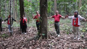 Gipangunahan sa Department of Environment and Natural Resources ang Tree Hugging Campaign aron ipromotar ang pagpahayag sa ilang gugma sa mga punuan, tanum, ug sa kinaiyahan. (Photo: ADD/PIA-10/Lanao del Norte)
