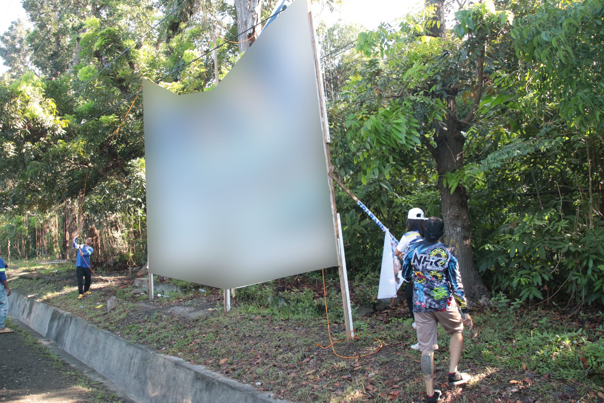 Gitangtang sa Task Force Baklas pinaagi sa "Oplan Baklas" ang mga ilegal nga campaign materials nga gipangbutang sa mga national highways sa Iligan City. (Photo: ADD/PIA-10/Lanao del Norte)