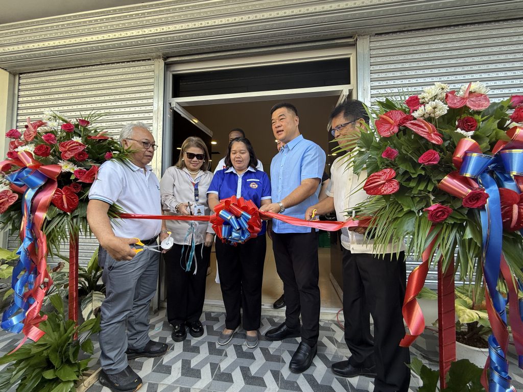 Investment hub. Key officials from the Iligan City Government, Department of Trade and Industry, and Department of Science and Technology lead the ceremonial opening of the Iligan Investment Incentives and Promotions Center in Barangay Pala-o. (Photo: LELA/PIA-10/Lanao del Norte)