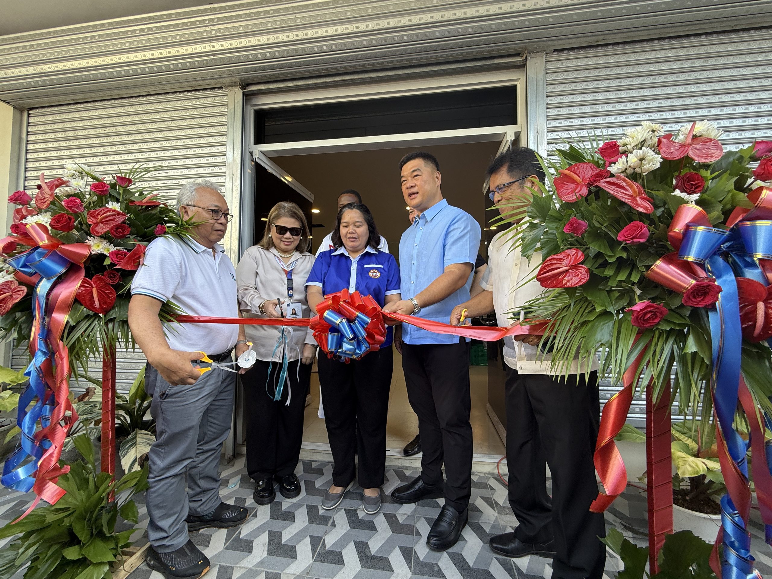 Investment hub. Key officials from the Iligan City Government, Department of Trade and Industry, and Department of Science and Technology lead the ceremonial opening of the Iligan Investment Incentives and Promotions Center in Barangay Pala-o. (Photo: LELA/PIA-10/Lanao del Norte)