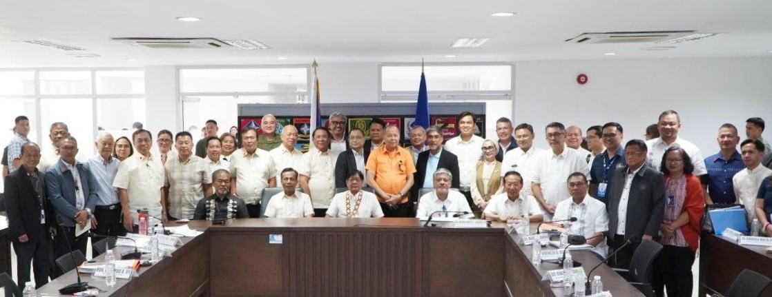 RDC meeting. President Ferdinand R. Marcos Jr. meets with officials of the Northern Mindanao Regional Development Council (RDC) on April 22, 2025, at the 4th Infantry Division (4ID) Camp Evangelista in Cagayan de Oro City. The discussion focused on regional development priorities, including infrastructure, manufacturing, and social issues. Also in attendance were NEDA Secretary Arsenio M. Balisacan and other key national and local officials. (Photo courtesy of NEDA-10)