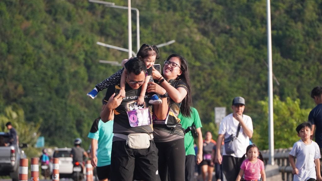 Stronger women for a stronger society. The government employee couples with their daughter happily joined the BJMP Fun Run at Sawangan Park in Legazpi City on March 15. Photo courtesy of BJMP Bicol