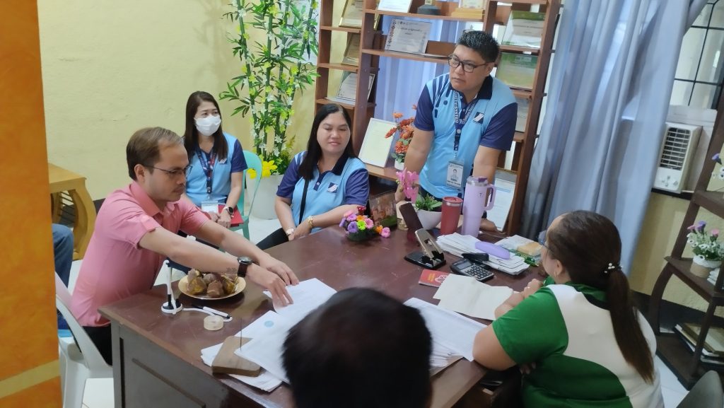 Social Security System (SSS) Ipil Branch Senior Analyst Rande Luel T. Villaflor (4th from left, standing) explains the contribution payment options to cooperative representatives during the recent Run After Contribution Evaders (RACE) operation in Naga, Zamboanga Sibugay. Also in the photo are (from left) SSS Mindanao West Legal Department Acting Attorney I Danrie R. Duarte, SSS Ipil Accounts Management Section Acting Head Ashiela C. Matulin, and SSS Ipil Branch Head Marnelli T. Pastorfide.
