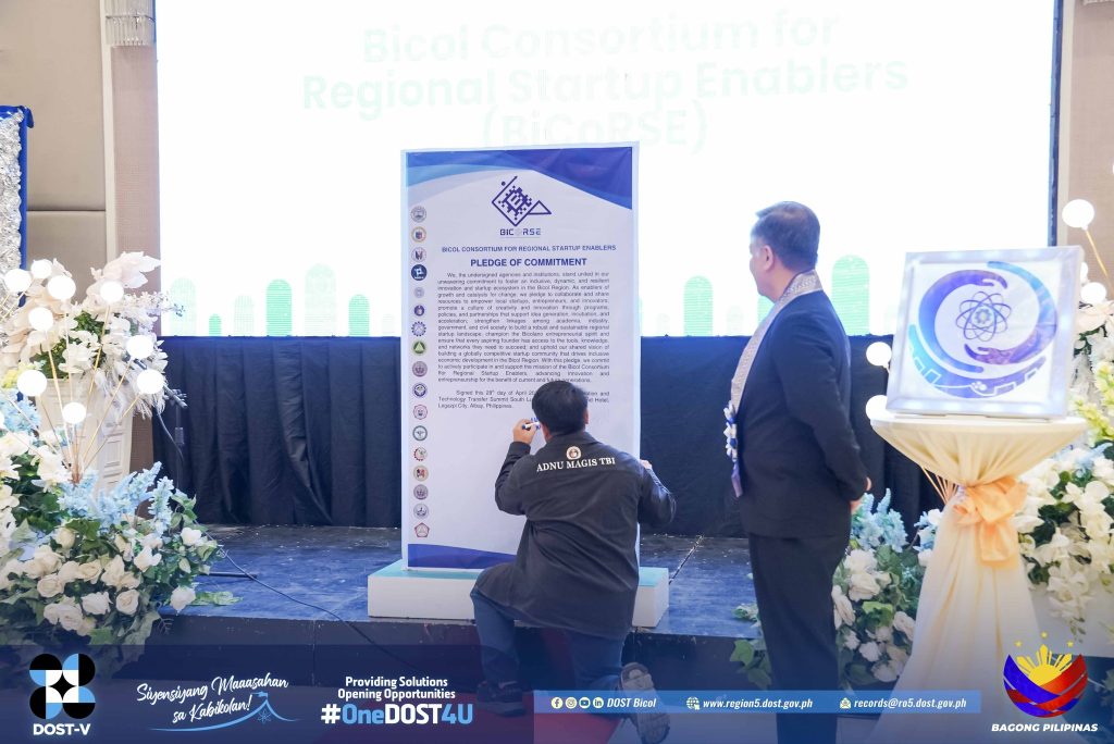 DOST Usec. Sancho A. Mabborang for Regional Operations and Regional Director Rommel R. Serrano lead the signing of the pledge of commitment to strengthen the Bicol Consortium for Regional Startup Enablers during the Innovation and Technology Transfer Summit Luzon on April 28. Photo from DOST Bicol
