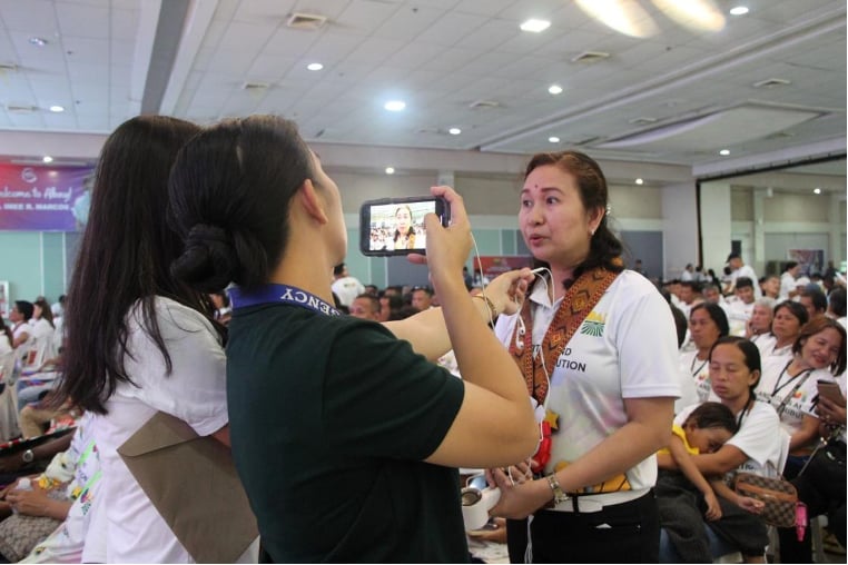 PARPO Nerisa B. Aldea of DAR Catanduanes Provincial Office shares the goods with the local media during the regional distribution of e-titles and certificates of condonation in Albay. (Photo credit: DAR Catanduanes)
